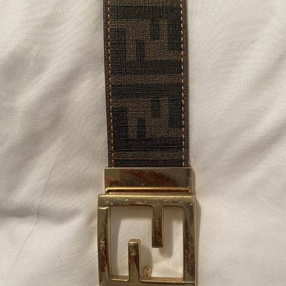 Women’s Fendi Belt Reversible Size 80(s/m). Great condition !!